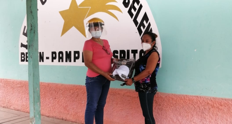 La especialista en Educación Primaria de la UGEL Tumbes, Maria Antonieta Peña Zapata continúa en su labor de orientación a los padres de familia de las instituciones educativas
